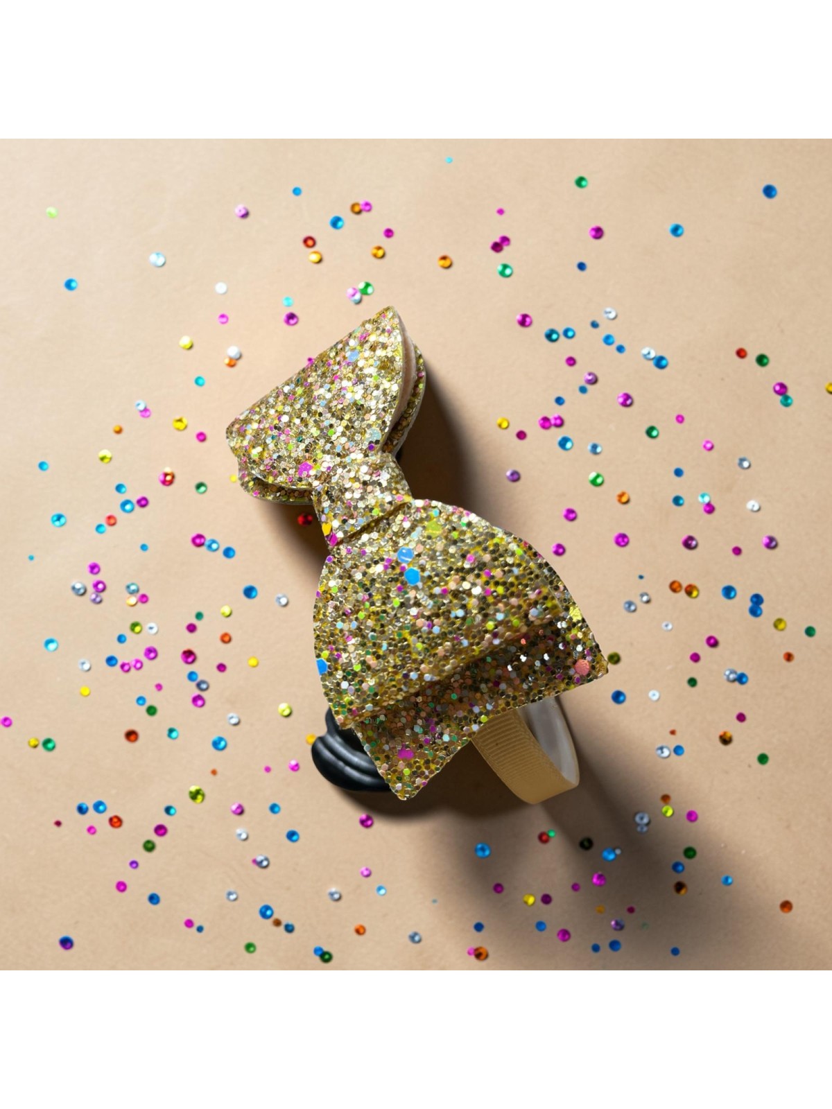 Op.47 KOKARDKA ZŁOTA Z BROKATEM NA GRZEBYKU