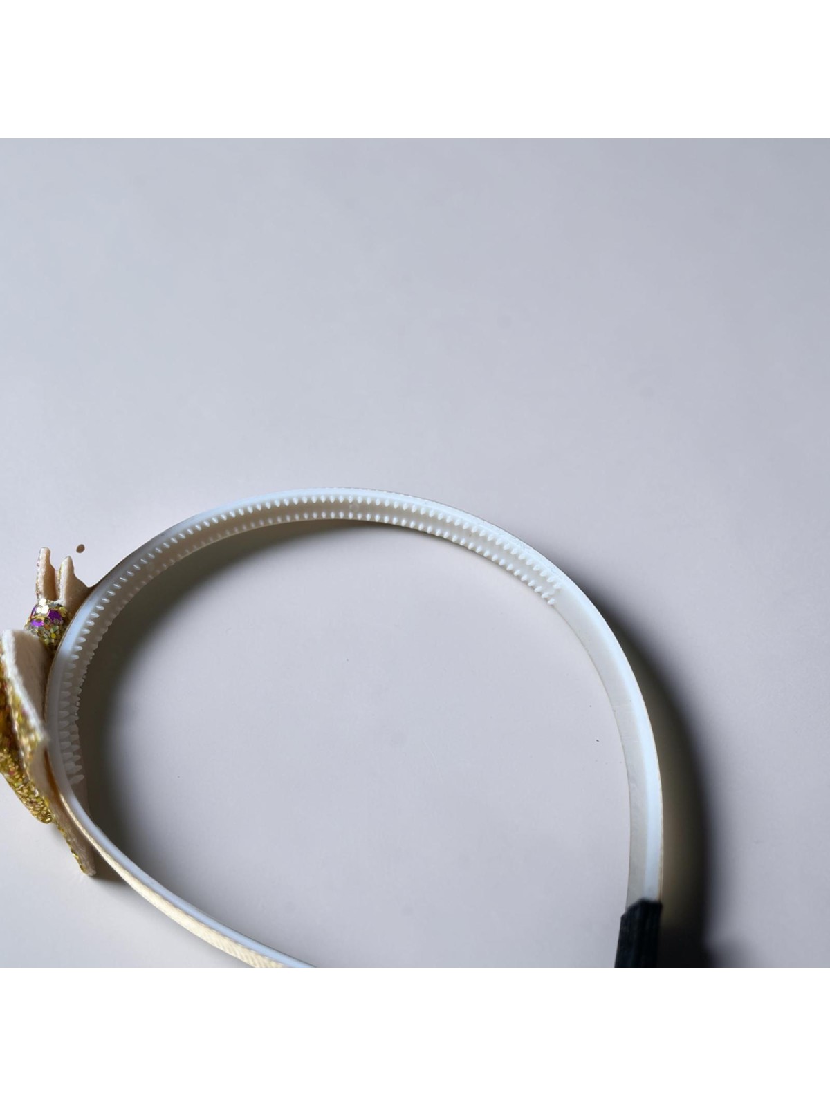 Op.47 KOKARDKA ZŁOTA Z BROKATEM NA GRZEBYKU