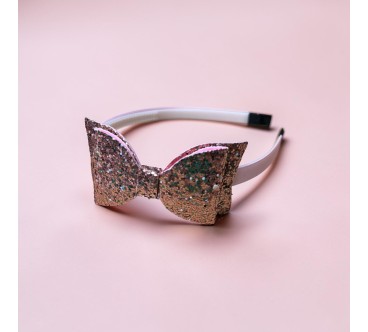 Op.49 KOKARDA ROZ Z BROKATEM NA GRZEBYKU