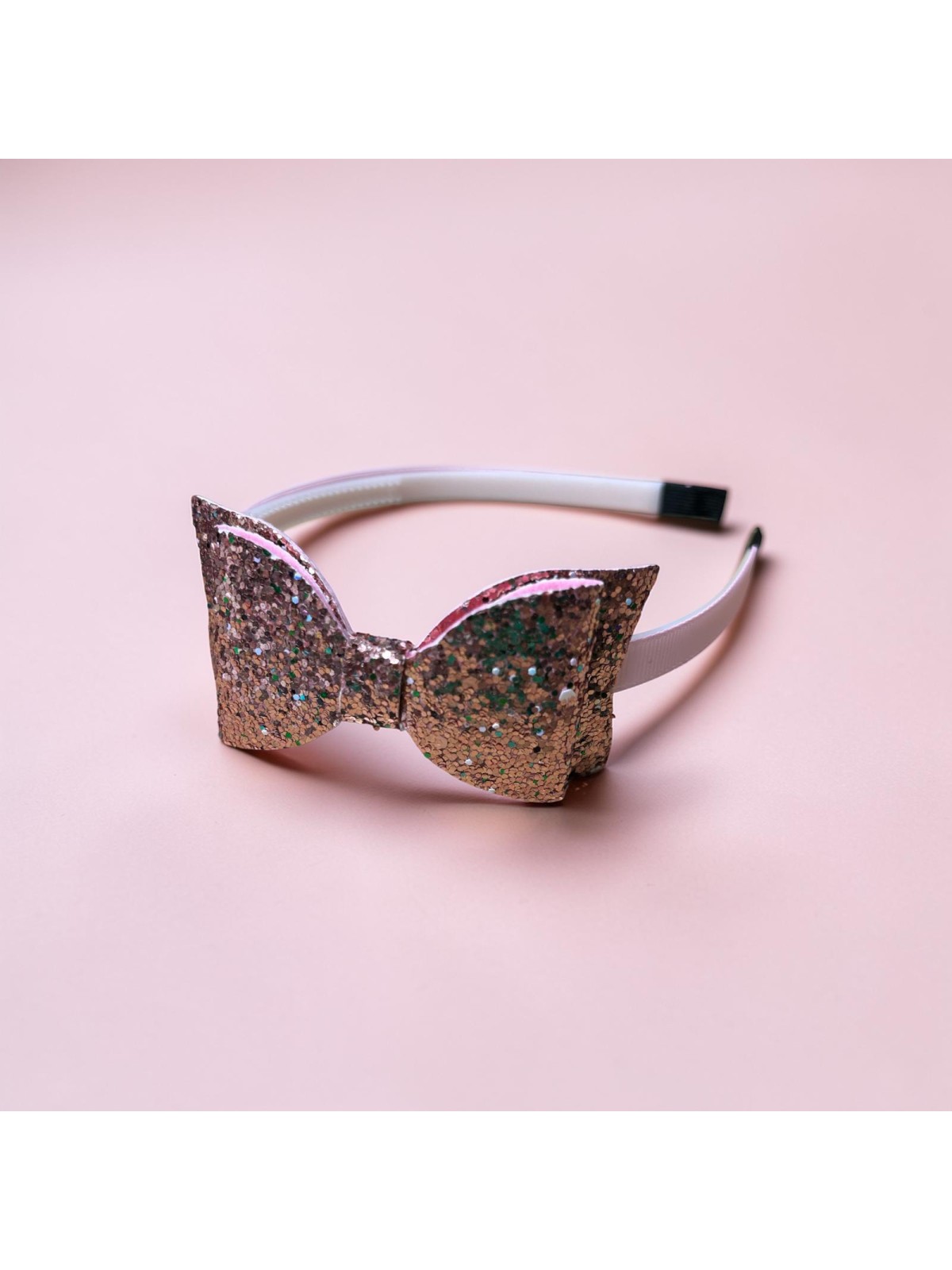 Op.49 KOKARDA ROZ Z BROKATEM NA GRZEBYKU