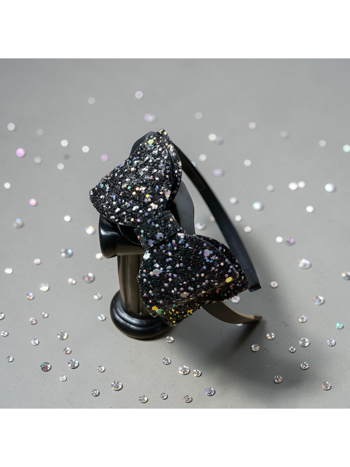 Op.50 KOKARDKA CZARNA Z BROKATEM NA GRZEBYKU