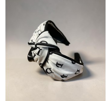 Op.54 Opaska materiałowa biała z literką D