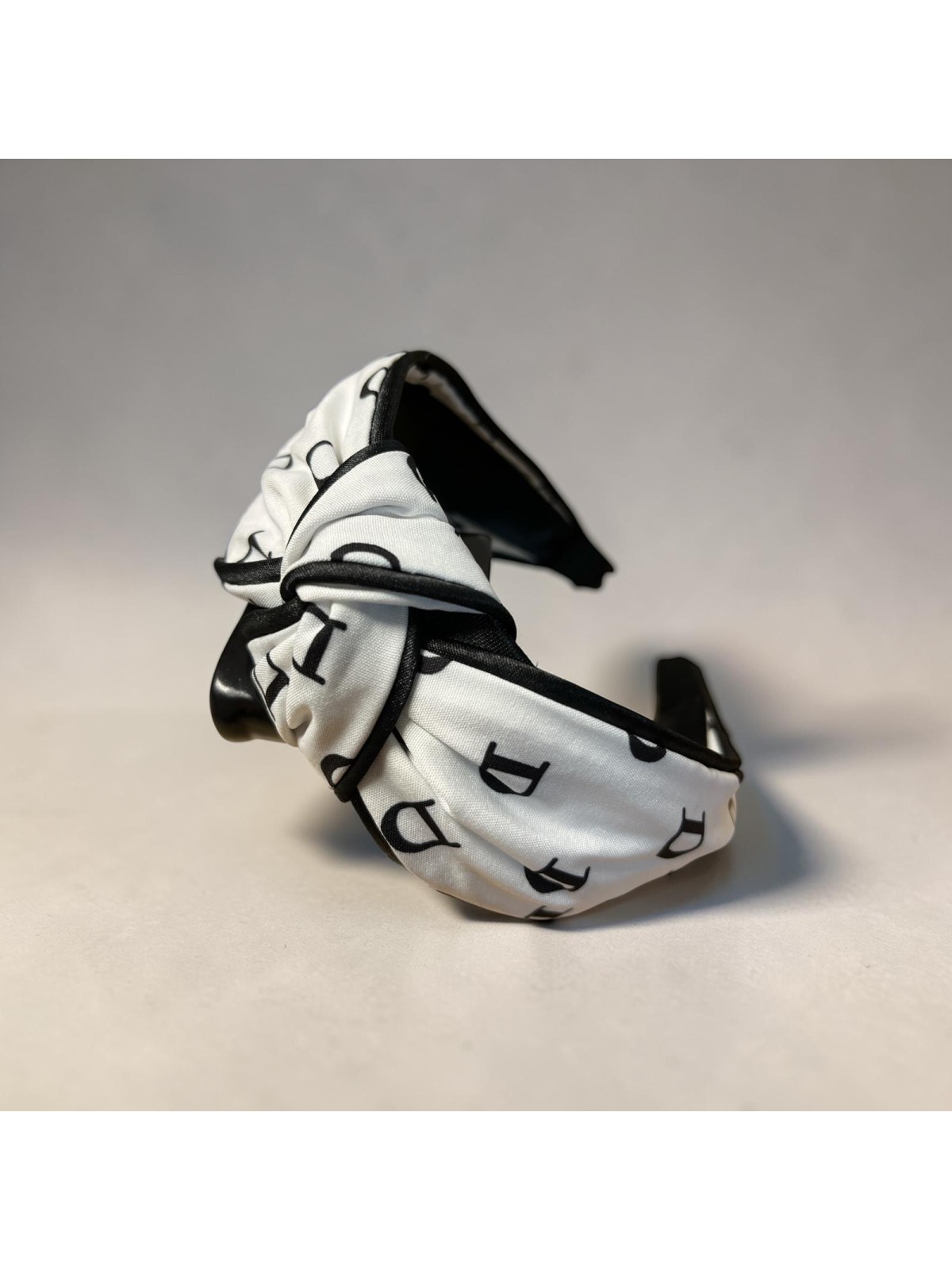 Op.54 Opaska materiałowa biała z literką D