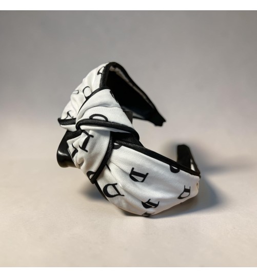 Op.54 Opaska materiałowa biała z literką D