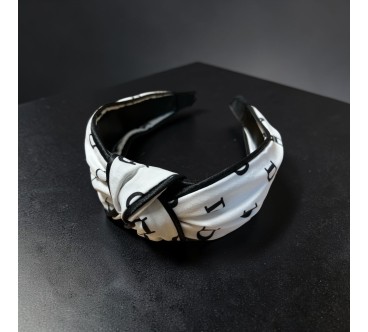 Op.54 Opaska materiałowa biała z literką D