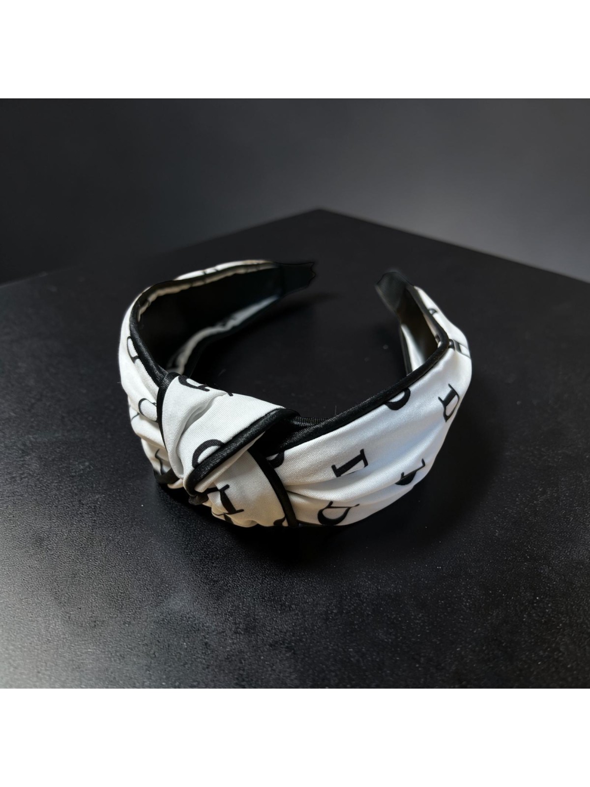 Op.54 Opaska materiałowa biała z literką D