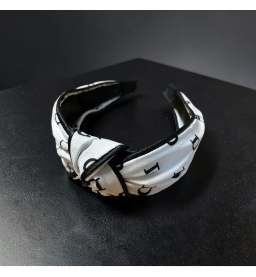 Op.54 Opaska materiałowa biała z literką D