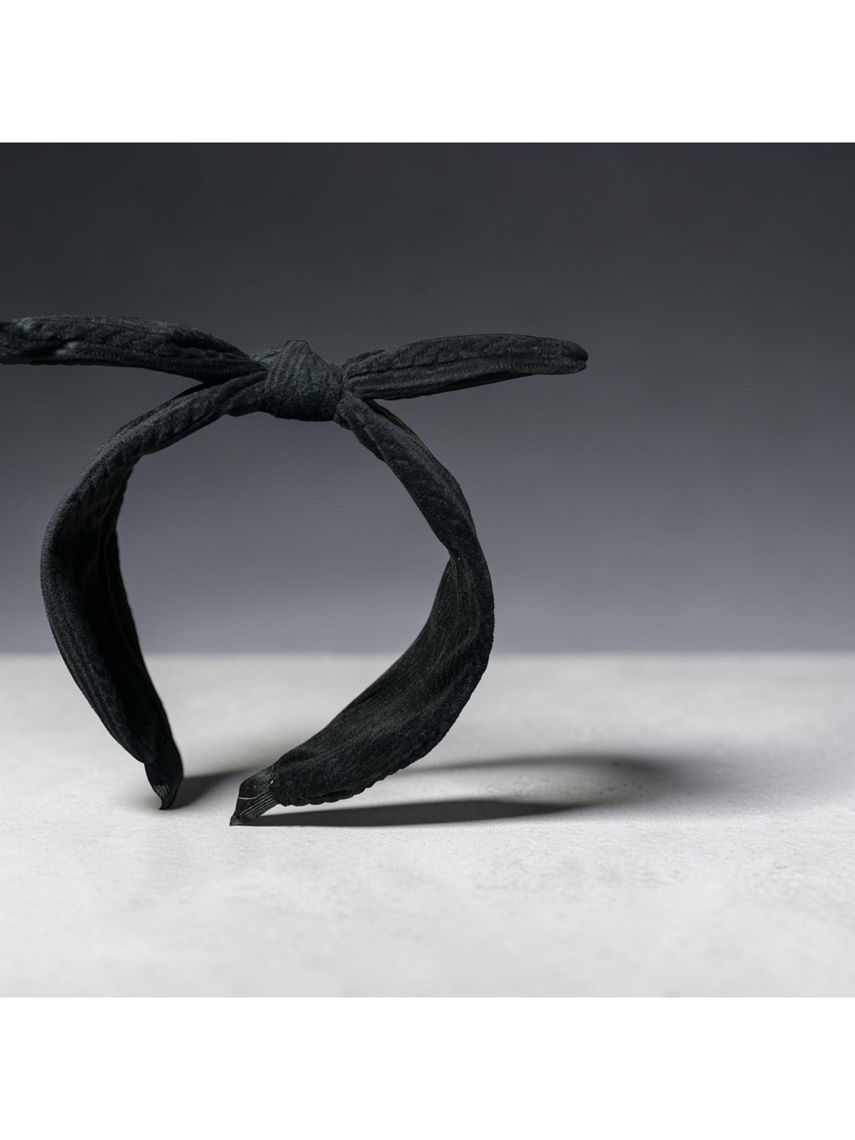 OP.57 Czarna opaska z kokardką na druciku