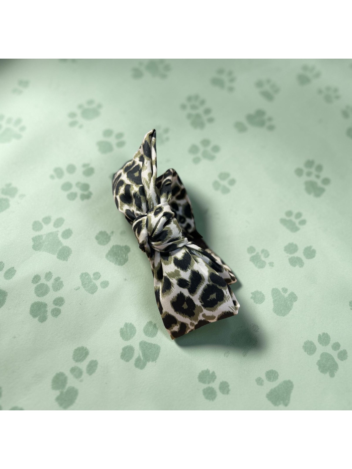 Opaska OP72 PANTERKA CZARNO -BIAŁA Z ZIELONYM Z  KOKARDA BEZ DRUCIKA