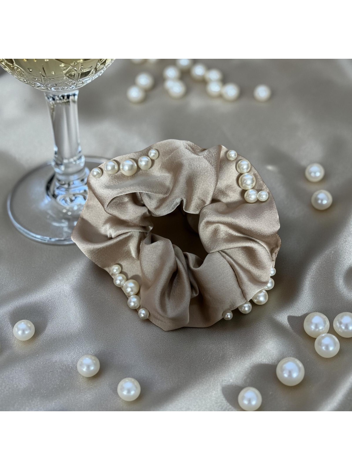 GUMKA 25 SATYNOWA BEŻ Z PERŁAMI