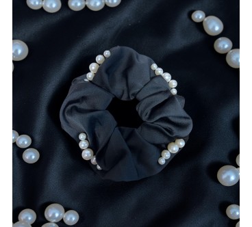 GUMKA 26 SATYNOWA CZARNA Z PERŁAMI