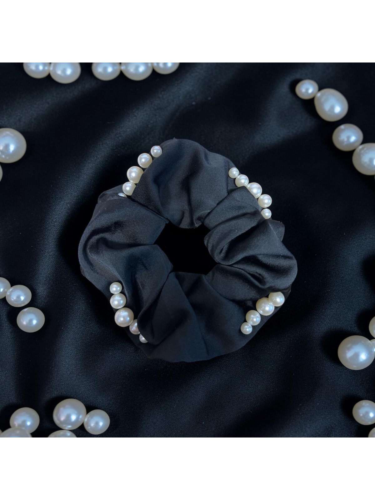 GUMKA 26 SATYNOWA CZARNA Z PERŁAMI