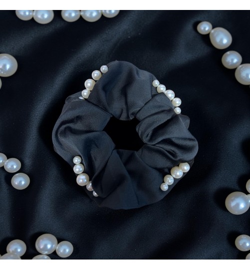 GUMKA 26 SATYNOWA CZARNA Z PERŁAMI