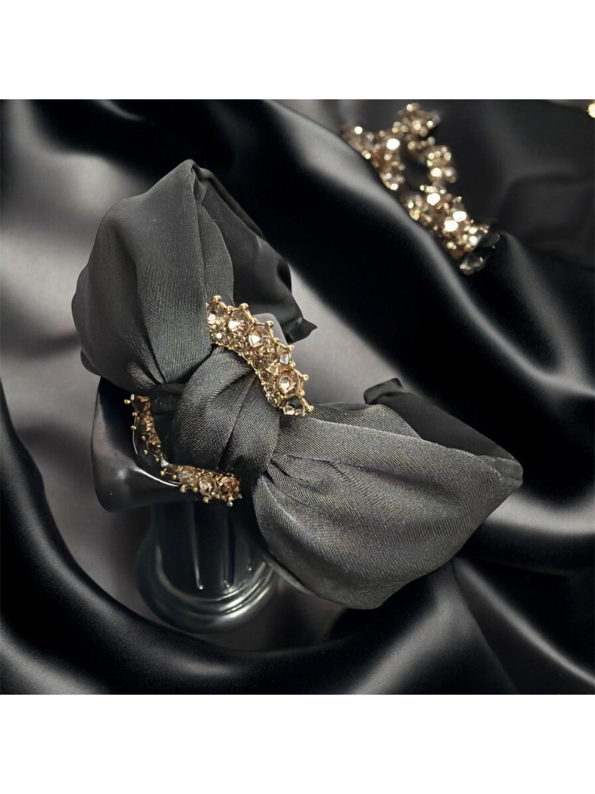 op77 Opaska Czarna Satyna Zdobiona Złotym Kółkiem i Cyrkonią