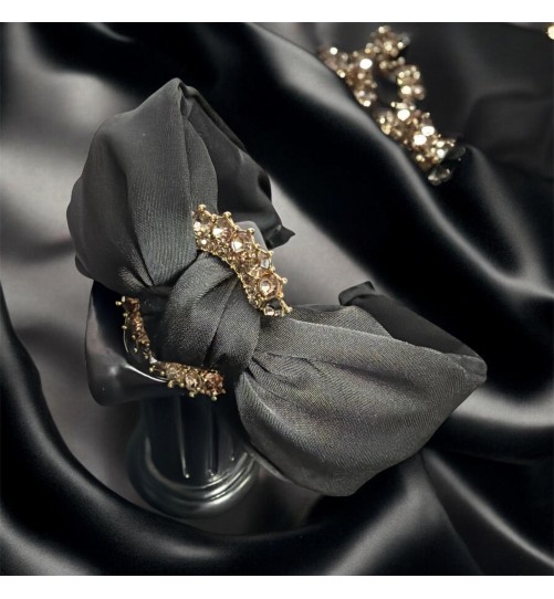 op77 Opaska Czarna Satyna Zdobiona Złotym Kółkiem i Cyrkonią