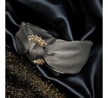 op77 Opaska Czarna Satyna Zdobiona Złotym Kółkiem i Cyrkonią