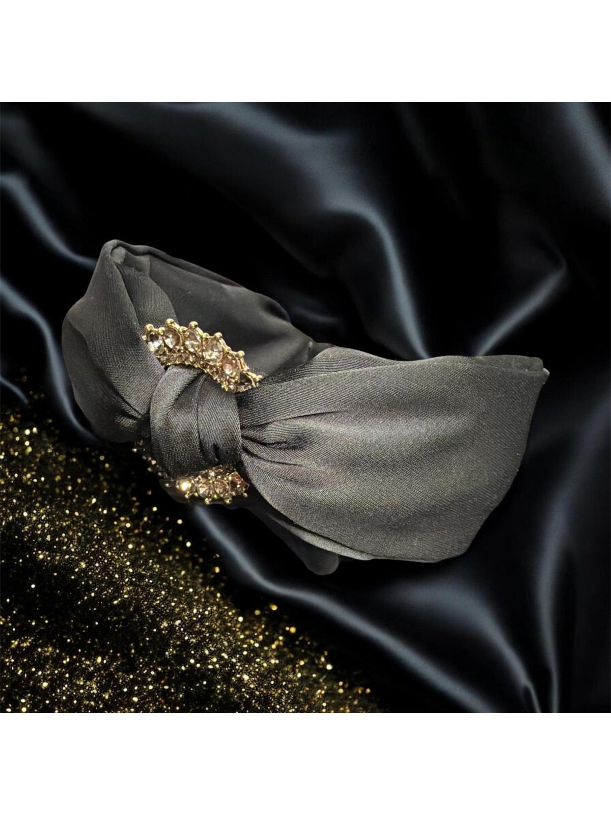op77 Opaska Czarna Satyna Zdobiona Złotym Kółkiem i Cyrkonią