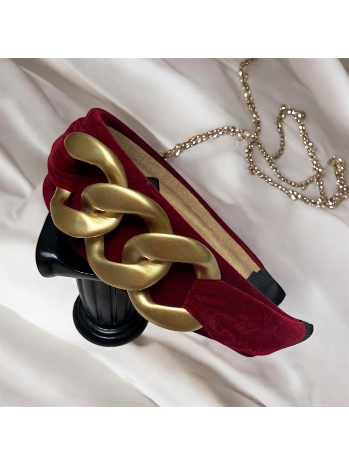 Op.80 Opaska Czerwona Zamszowa z Łańcuchem