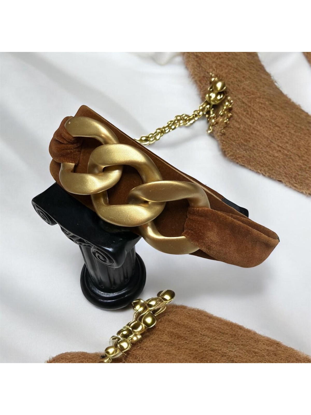 Op.80 Opaska Brązowa Zamszowa z Łańcuchem