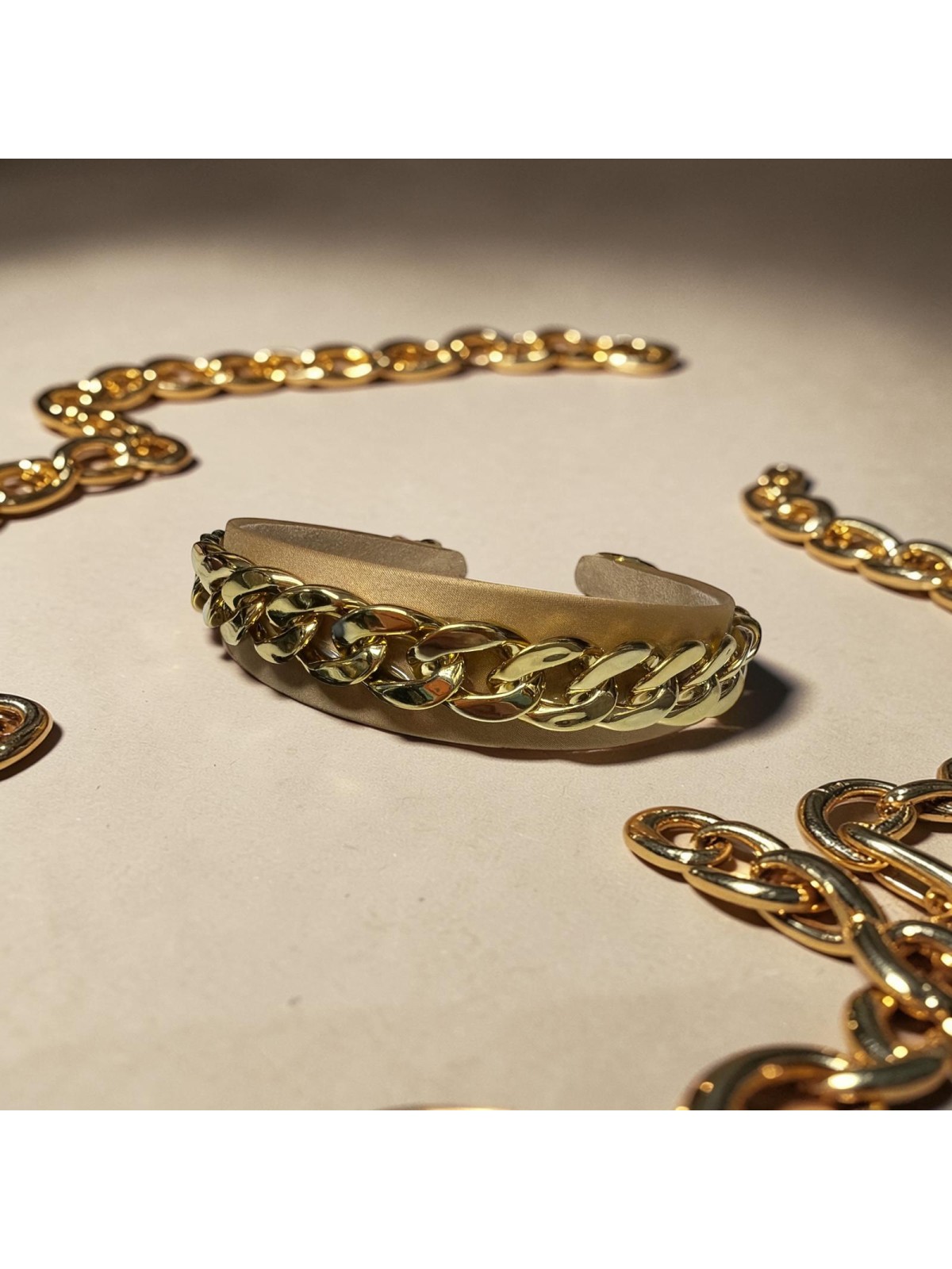 Op.81 Opaska Satynowa z Złotym Łańcuszkiem