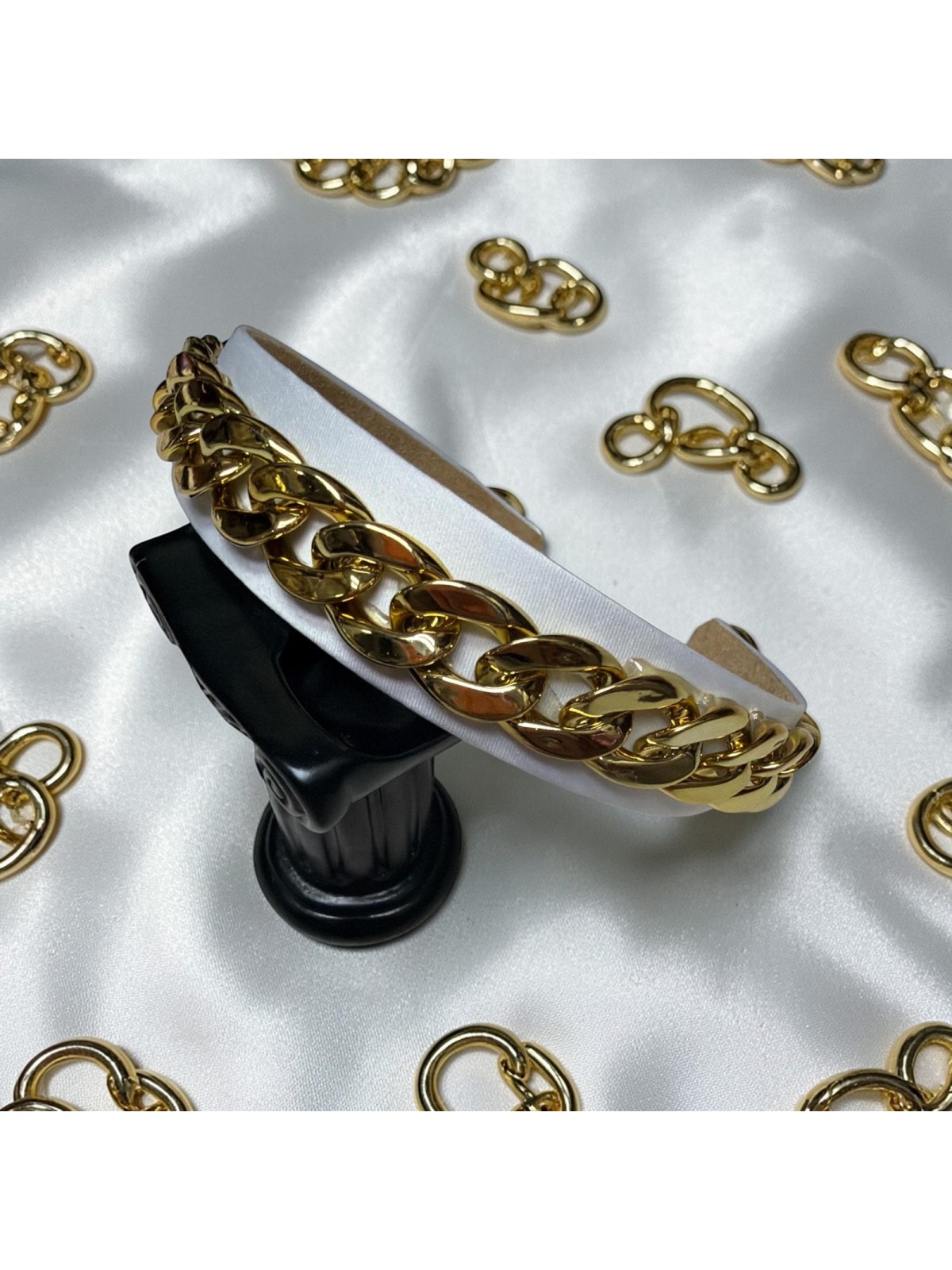 Op.81 Opaska Biała z Łańcuszkiem