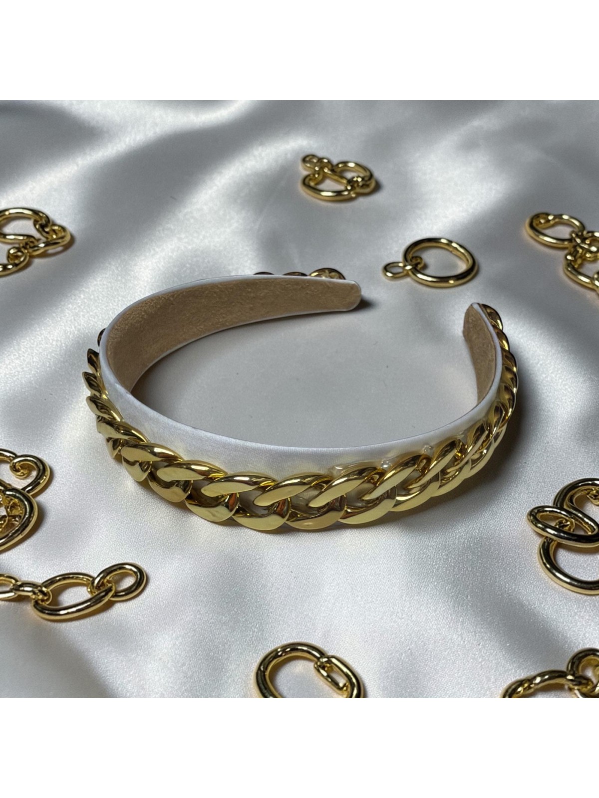 Op.81 Opaska Biała z Łańcuszkiem