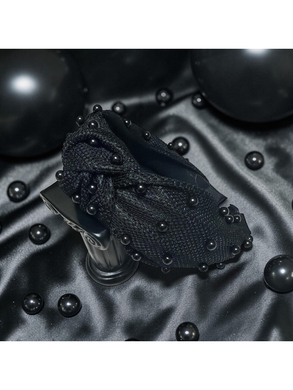 op.85 Czarna Opaska z Perłami