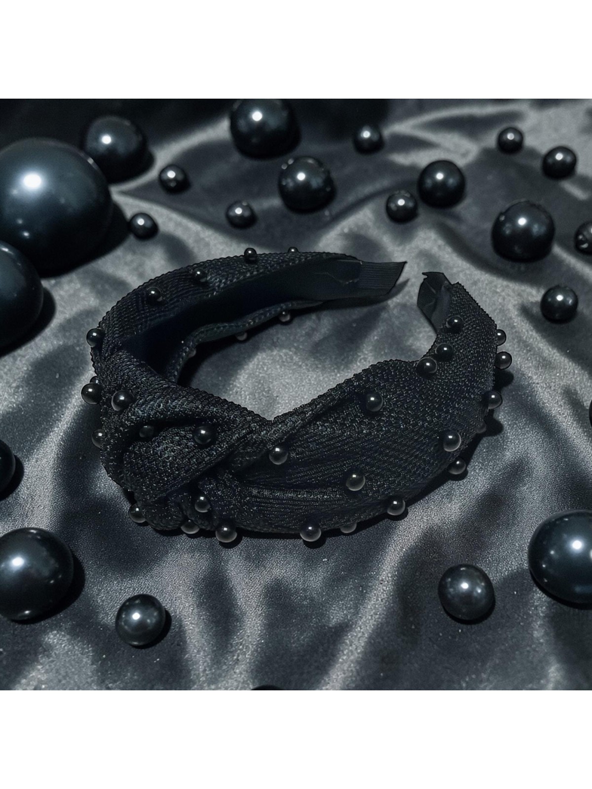 op.85 Czarna Opaska z Perłami