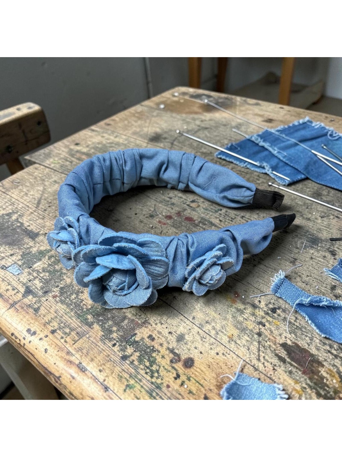 Op.88 Piękny zestaw opaska + kolczyki trzy różyczki