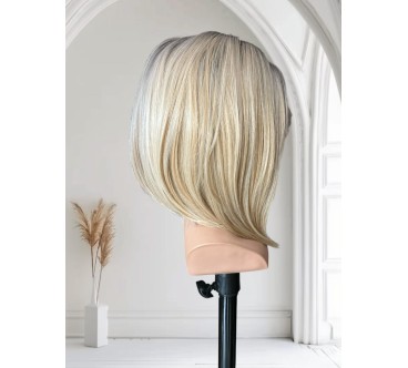 Peruka 5 lace front jasny blond pasemka z ciemniejszym chłodnym odrostem