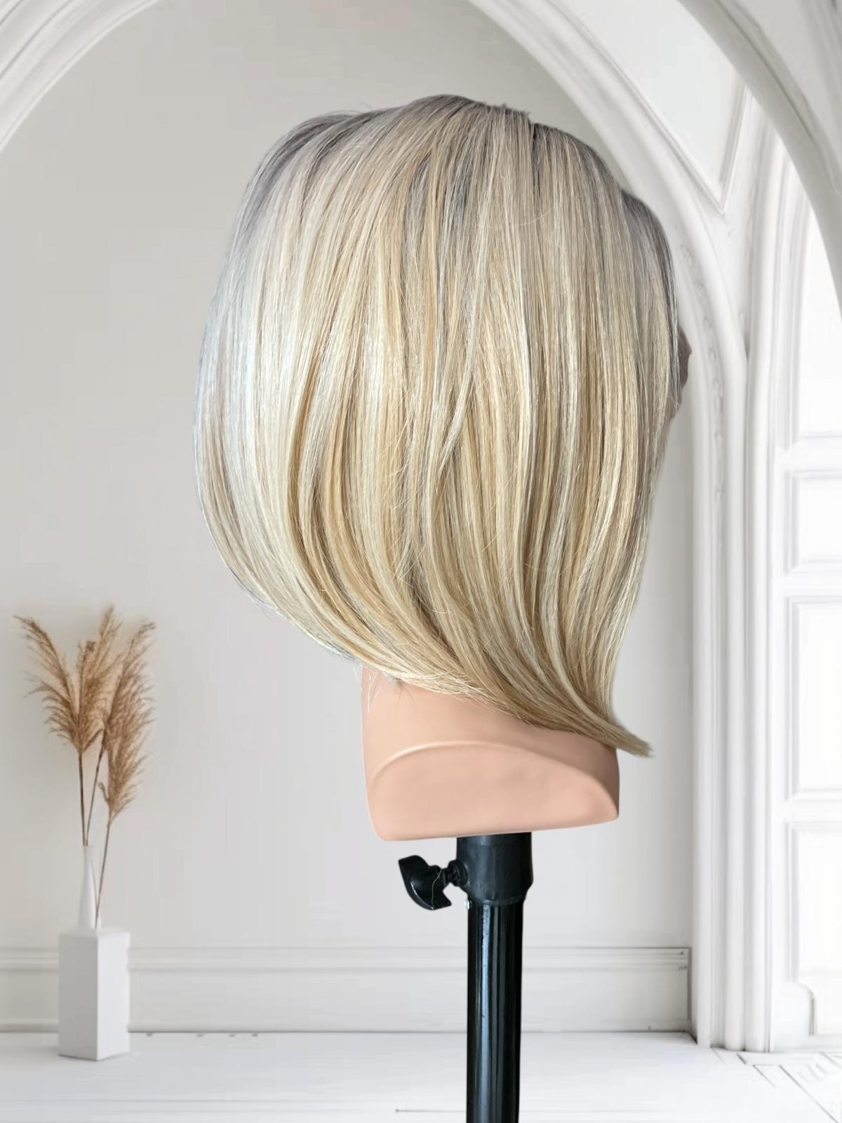 Peruka 5 lace front jasny blond pasemka z ciemniejszym chłodnym odrostem