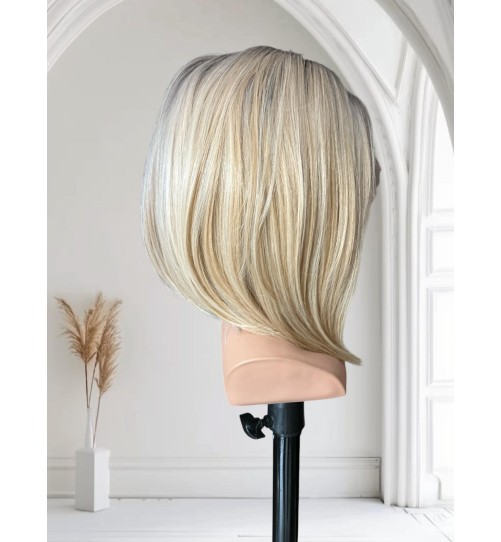 Peruka 5 lace front jasny blond pasemka z ciemniejszym chłodnym odrostem