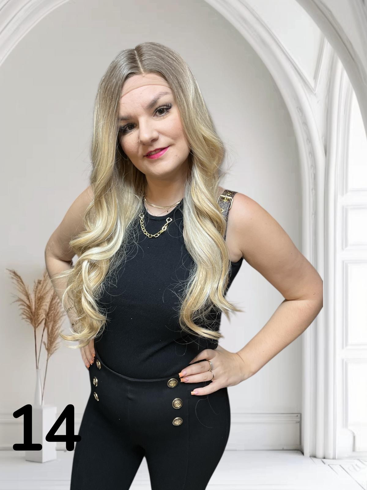 PERUKA 14 BLOND Z CIEMNIEJSZYM ODROSTEM CIEMNEGO BLONDU