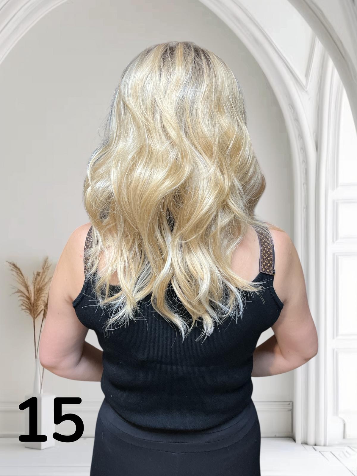 PERUKA 15 W ODCIACH BLONDU Z CIEMNIEJSZYM, ODROSTEM BLONDU